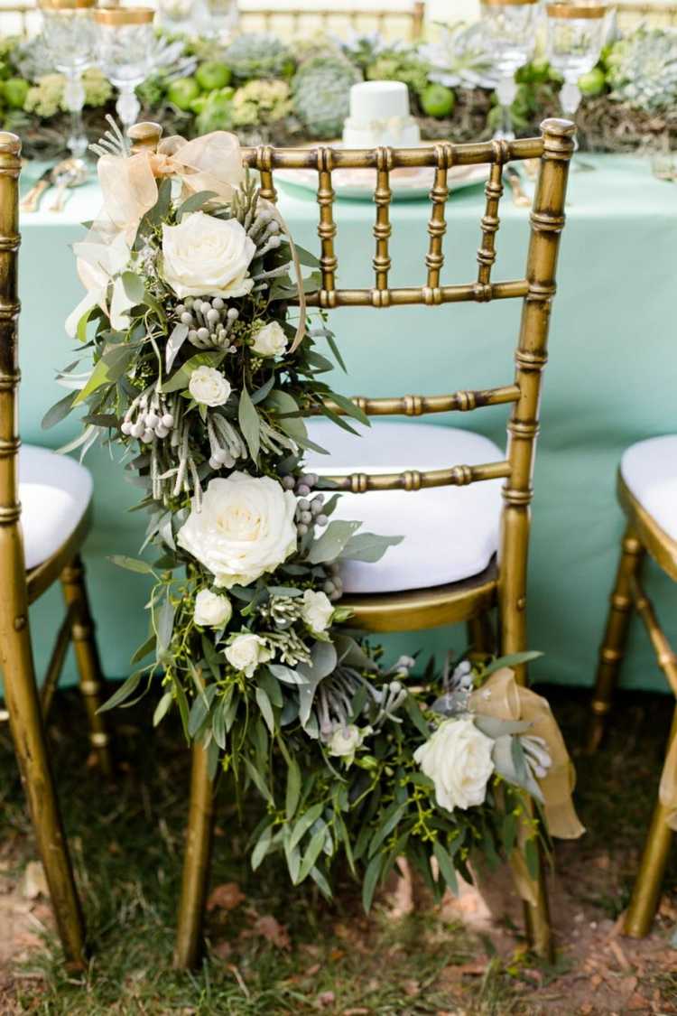 Dekorera stolarna på bröllopet med blommor för en speciell dekoration