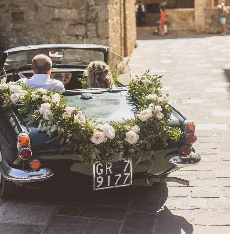 Vintage bil prydd med en blomsterkrans