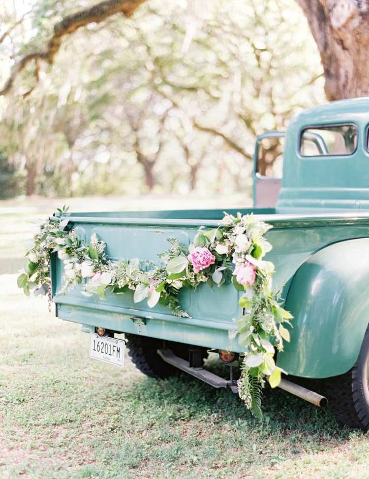 dekorera bilen med en blommekrans för ett bröllop