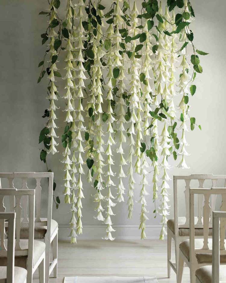 romantisk bakgrund för bröllopsceremonin med hängande blomkransar i vitt