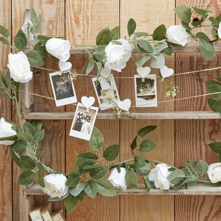 konstgjord blommekrans med vita blommor för ett rustikt eller vintage bröllop