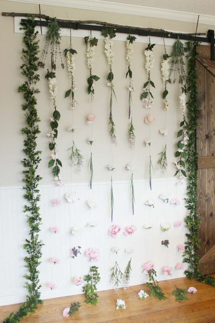 Dekoration för väggen i receptionen med en gardin gjord av olika blommor