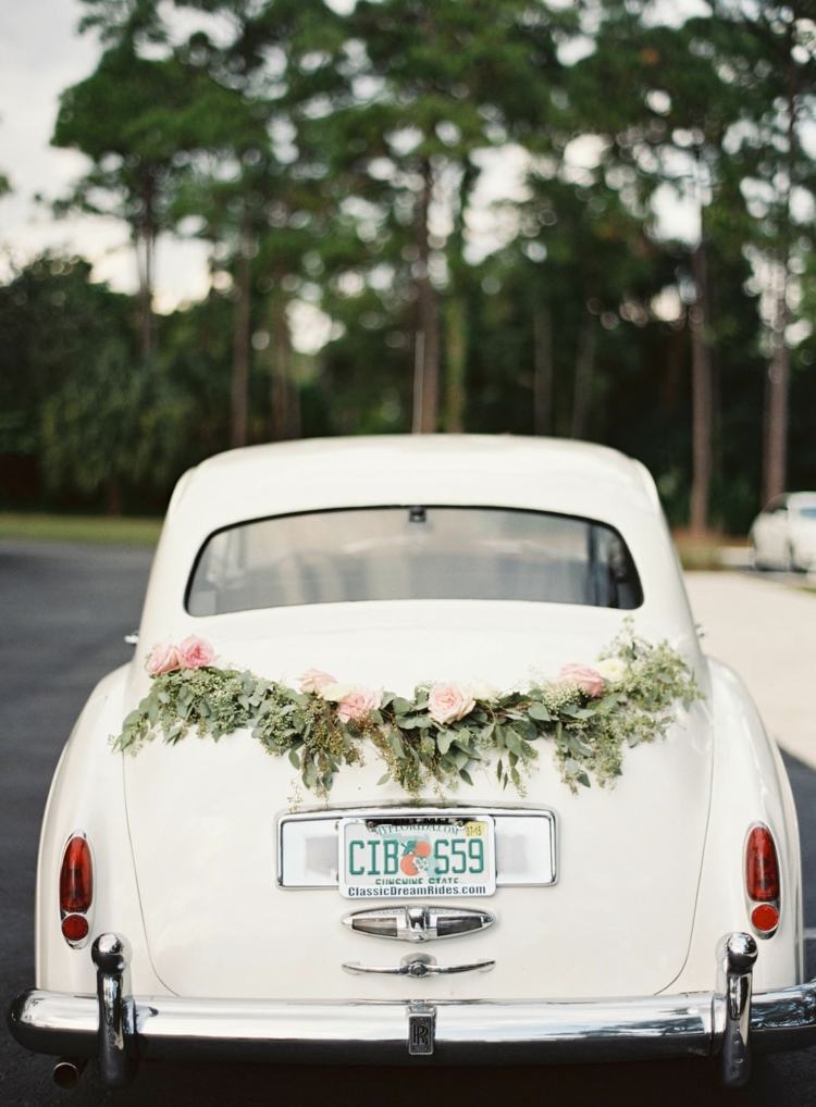 vit retrobil och klassisk bil med en blommig krans i vintagestil
