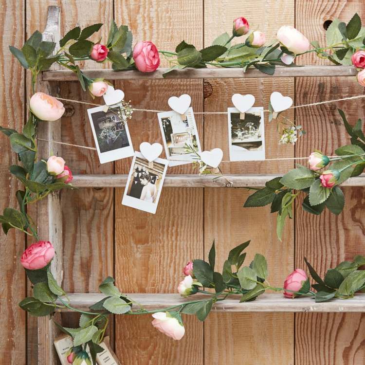 rustik hylla med foton och romantiska blommor
