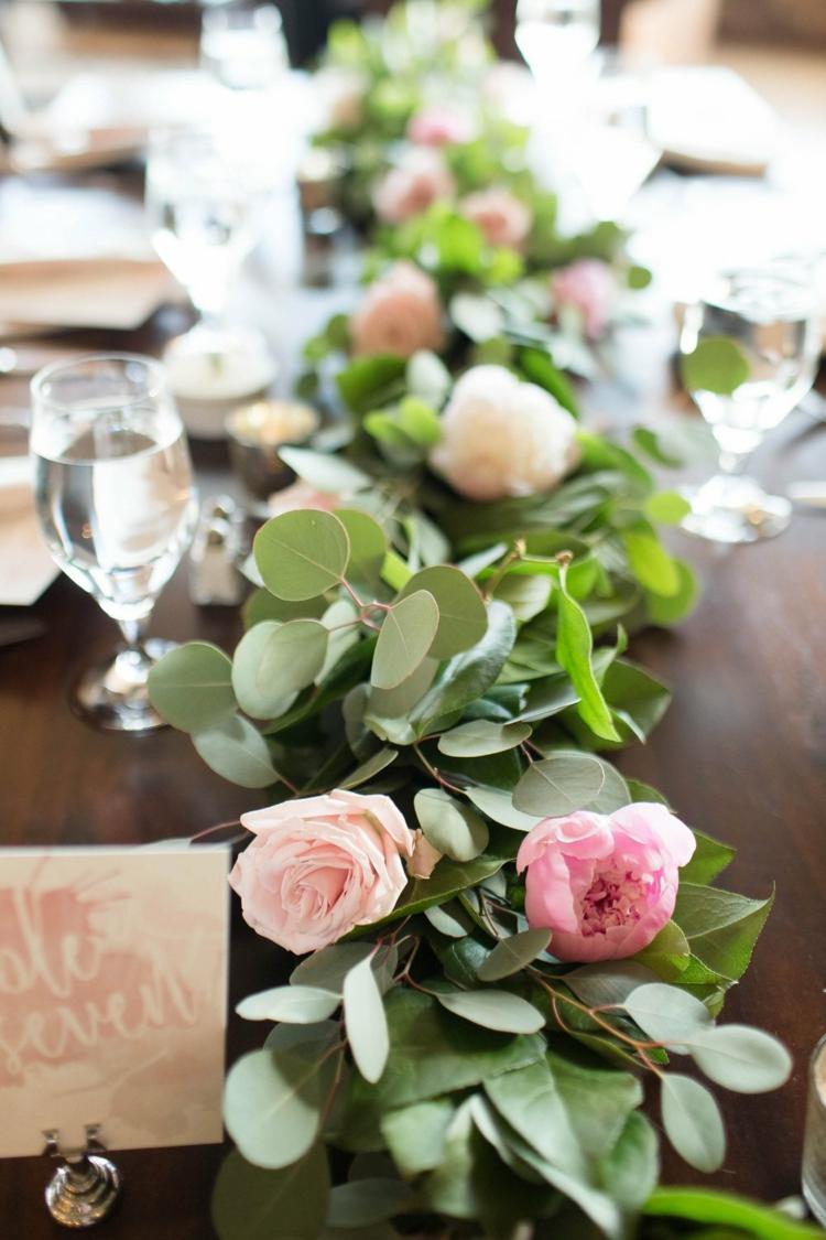 Rosor och pioner för blommig dekoration på bordet
