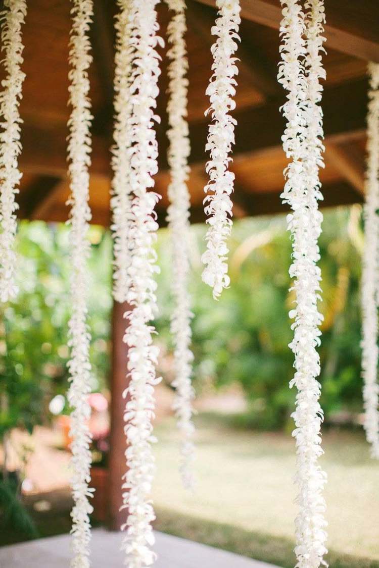 dekorera en pergola med hängande blommor för ett bröllop