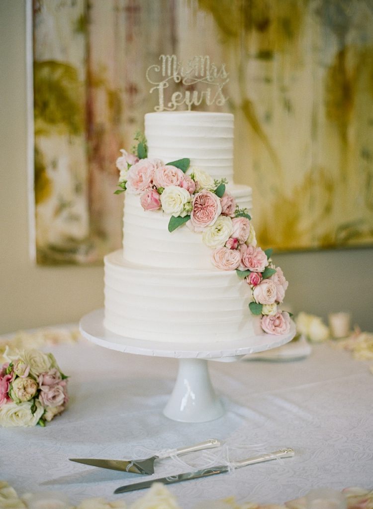 enkel tårta med blomkrans för att matcha den vita bröllopsklänningen