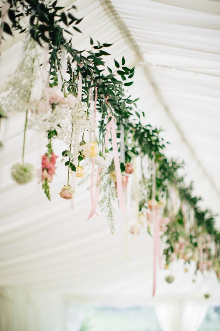 vacker blommekrans för bröllopet som dekoration i partytältet