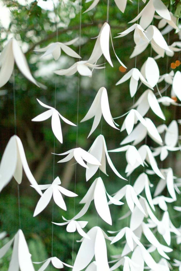 Gör kransar med vitt papper blommor själv för bröllopet