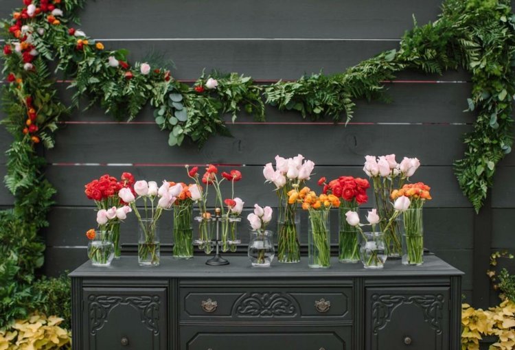 Blomkrans för bröllop som bakgrund och blommor i vaser