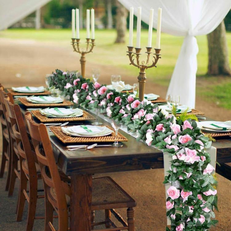 Använd blommekrans för bröllop som bordsdekoration med rosa rosor