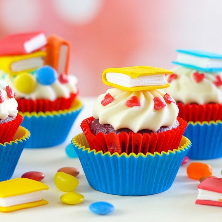 Söta muffins med böcker som dekoration av fondant till skolans inskrivningsfest