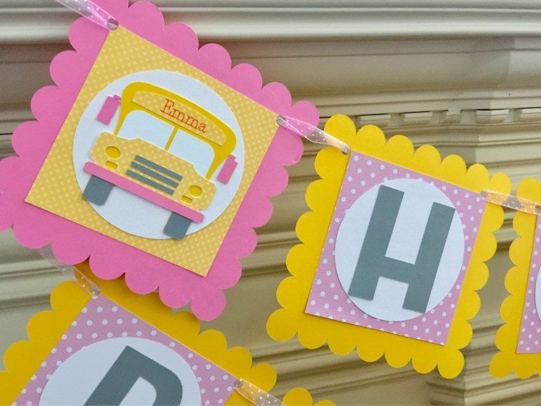 Skolanmälningsdekoration för tjejer med festkrans i rosa och gult med bokstäver och skolbuss