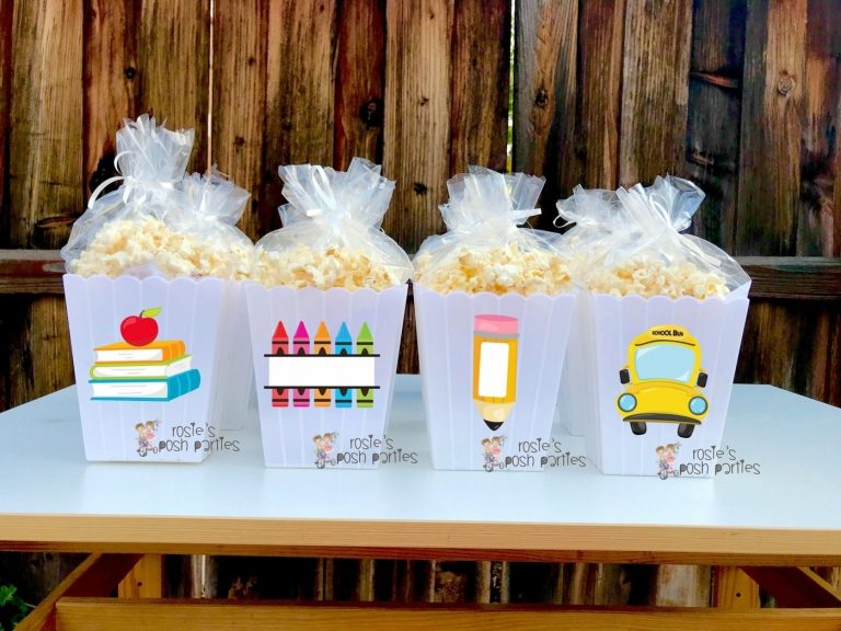 Roliga popcornpåsar med skolmotiv - böcker med äpplen, kritor, skolbuss och penna