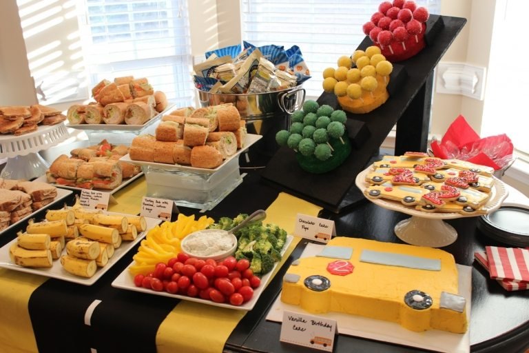 Dekorera en utsökt buffé med grönsaker och snacks i olika färger