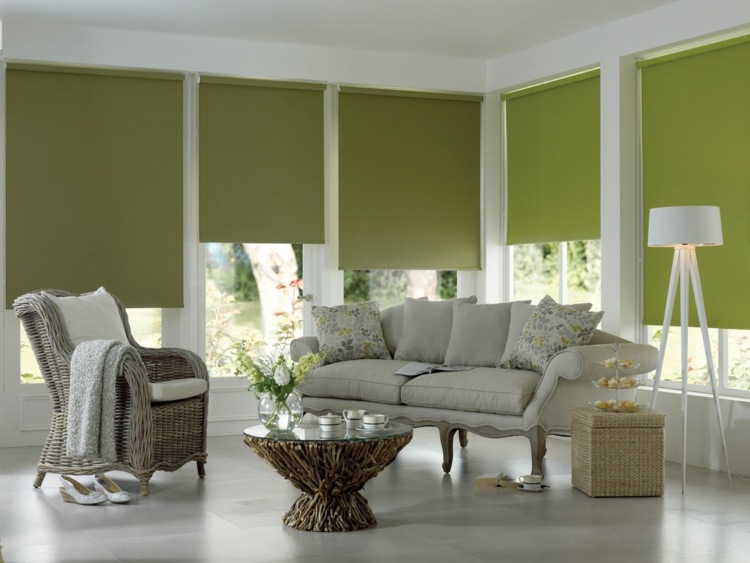 färg grönt vardagsrum-soffa-fåtölj-bord-rotting-golvlampa-fönster rullgardin-fönster-kaffekoppar-etagere-bakverk