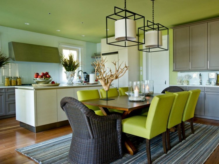 färg grön matsal-kök ö-pentry-hängande lampor-bord-stolar-färgade-ljus-fruktskål-matta