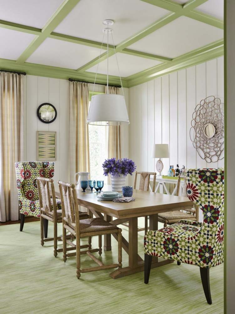 Färg grön matplats-vardagsrum-bord-tallrikar-stolar-fåtöljer-tyg-lock-blommor-vas-matta-trä-balk-spegel