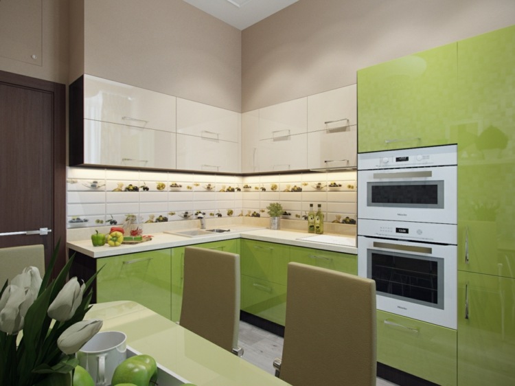 färg-grönt-kök-pentry-skåp-bord-stolar-dörr-äppeltulpaner-vas-kopp-vit-ugns-diskbänk-örter