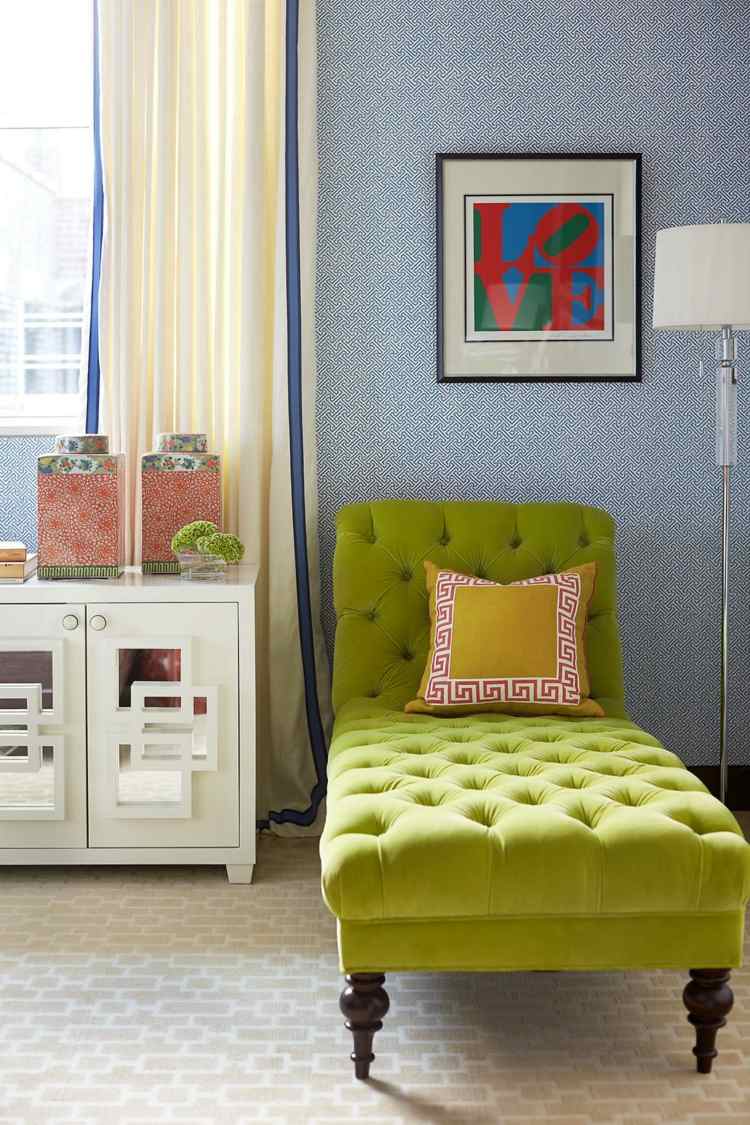 färg-grön-möbler-solstol-kudde-golvlampa-matta-skåp-vägg-tapet-mönster-vit-blå-gardiner-bild
