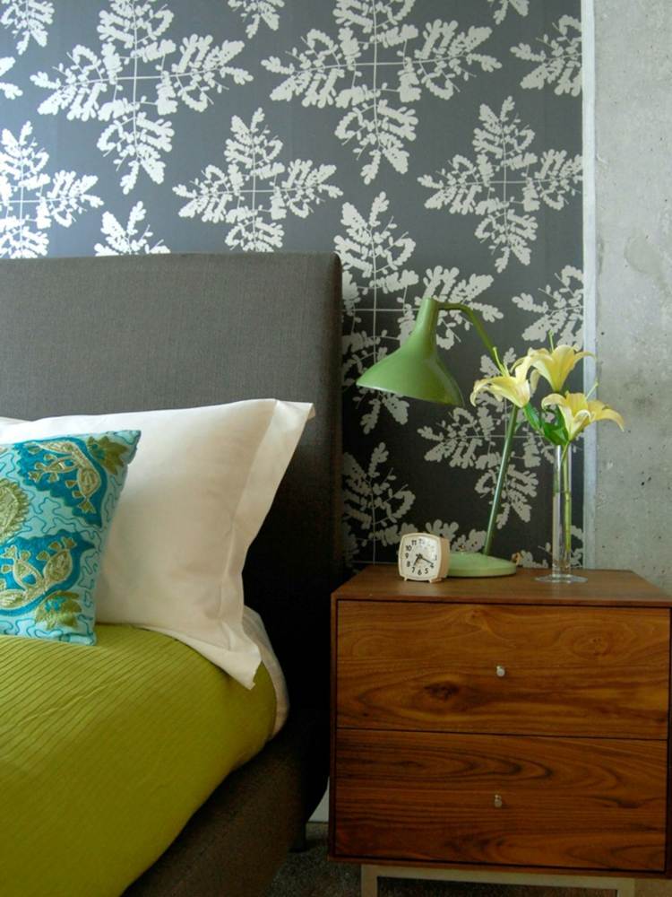 färg-grön-säng-sänggavel-grå-överkast-kudde-bord-lampa-vas-blommor-sängbord-väckarklocka-tapet-mönstrad-vägg