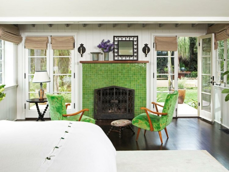 färg-grön-sovrum-säng-vit-överkast-spis-fåtölj-pall-bordslampa-trädgård-dörr-spegel-kakel-trägolv