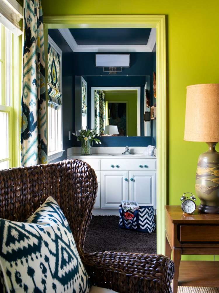 färg-grön-vägg-dekoration-larm-bord-nattlampa-fåtölj-rotting-kuddar-vardagsrum-diskbänk-spegel