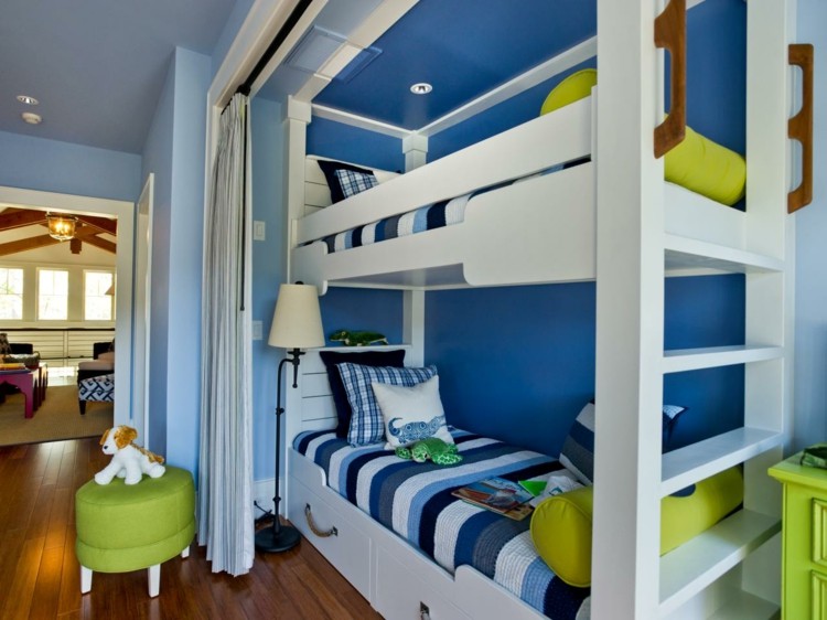 färg-grönt-barnrum-nisch-ljusblå-mörkblå-loft säng-lakan-randiga-kuddar-pall-plysch-djur-sängbord