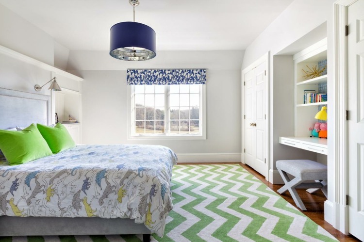 färg-grönt-barnrum-sovrum-säng-kudde-sängkläder-matta-mönster-skrivbord-hängande lampa-blå-garderob