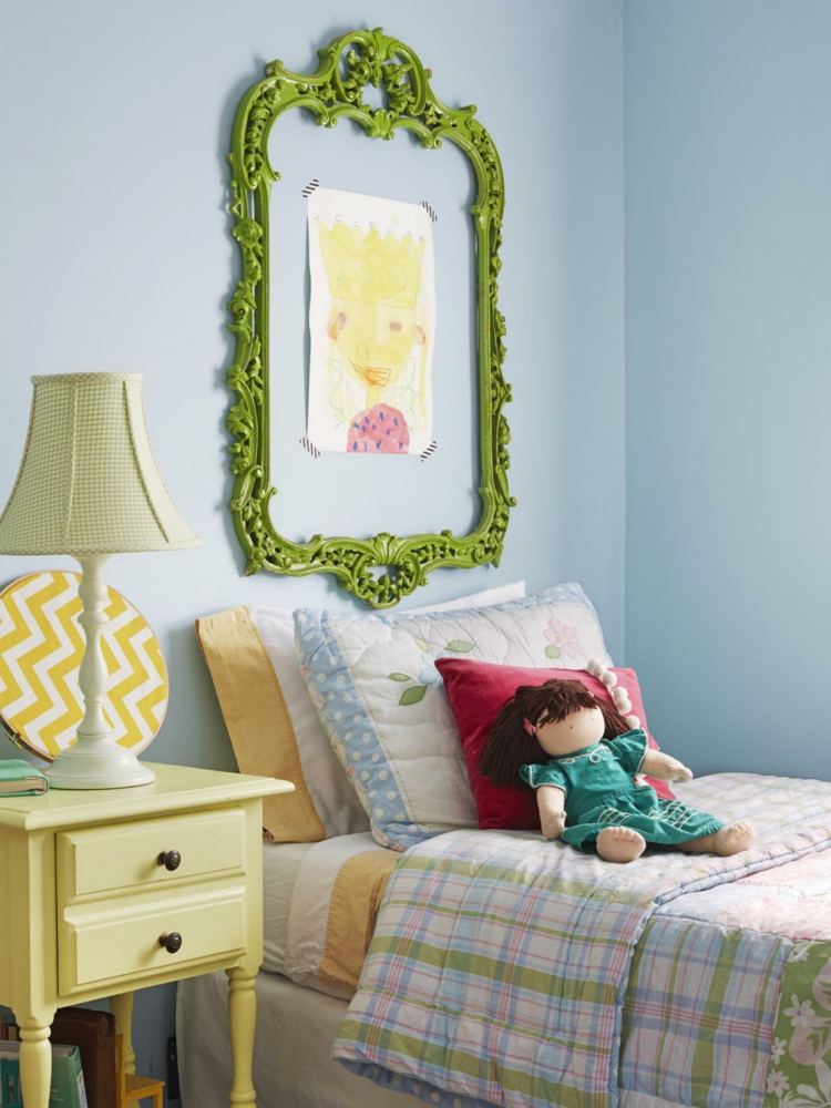 färg-grönt-barnrum-säng-täcke-kudde-docka-vägg-blå-nattlampa-böcker-bild-bild-ram-blomstrar-prinsessa