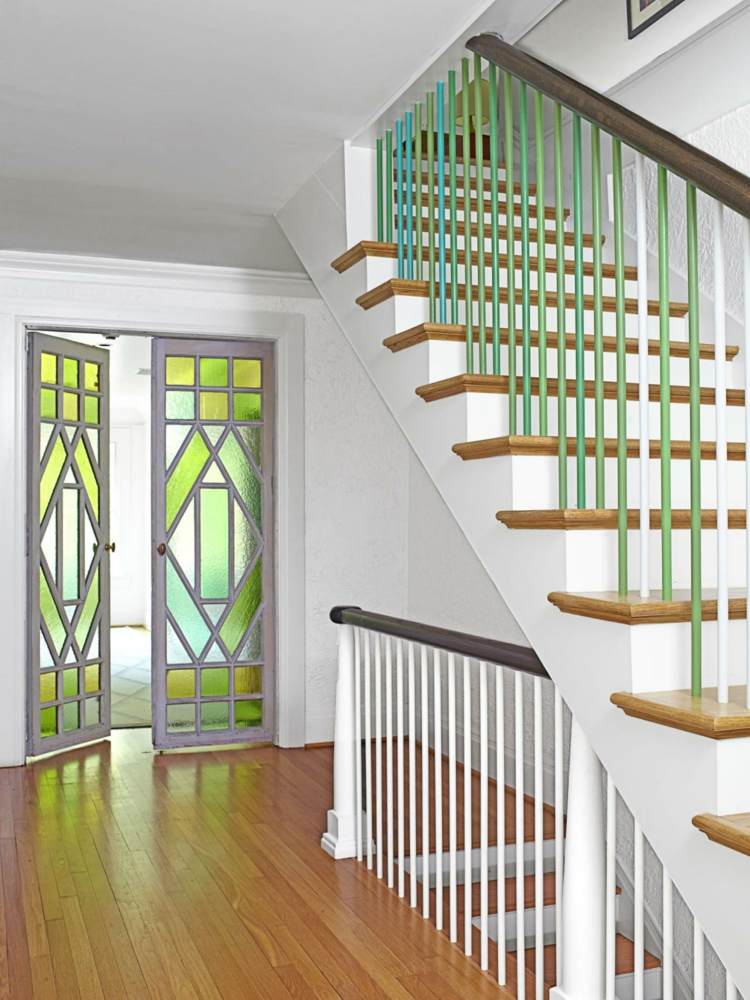 färg-grön-trappa-korridor-glas-trä-dörr-vinge-geometriska-figurer-färgade-räcken-färgade-metall-parkettgolv
