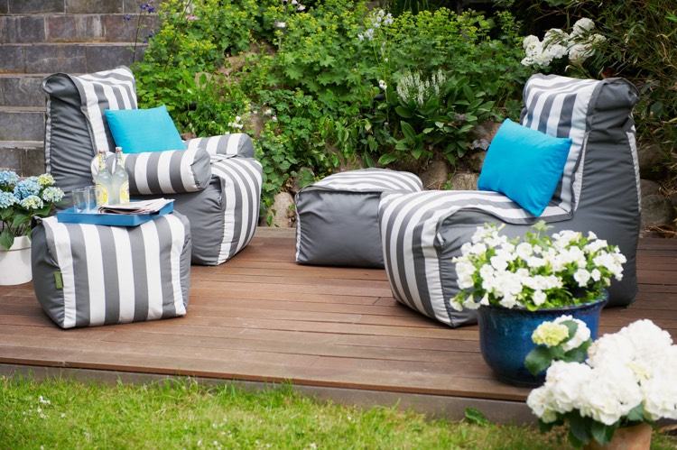 lounge-trädgård-sittplatser-fåtölj-bekväm-mysig-trä golv-terrass