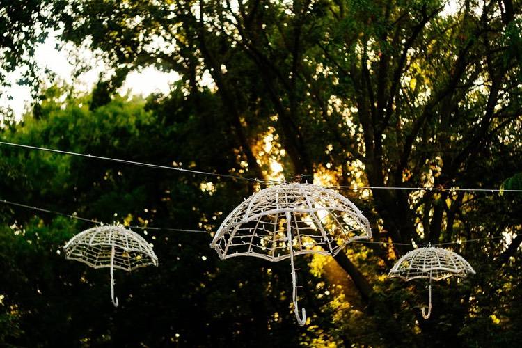 trädgård-belysning-fairy lampor-träd-paraplyer