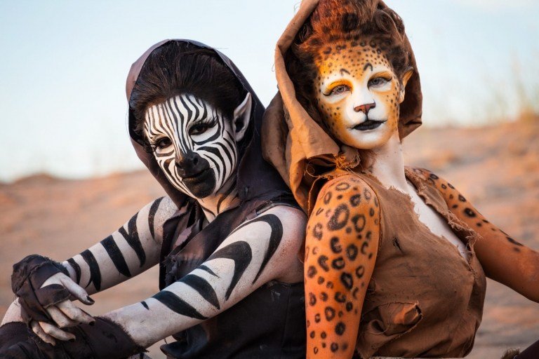 Cheetah makeup Halloween makeup idéer för helkroppssmink för kvinnor inspirerade av vilda djur i Afrika