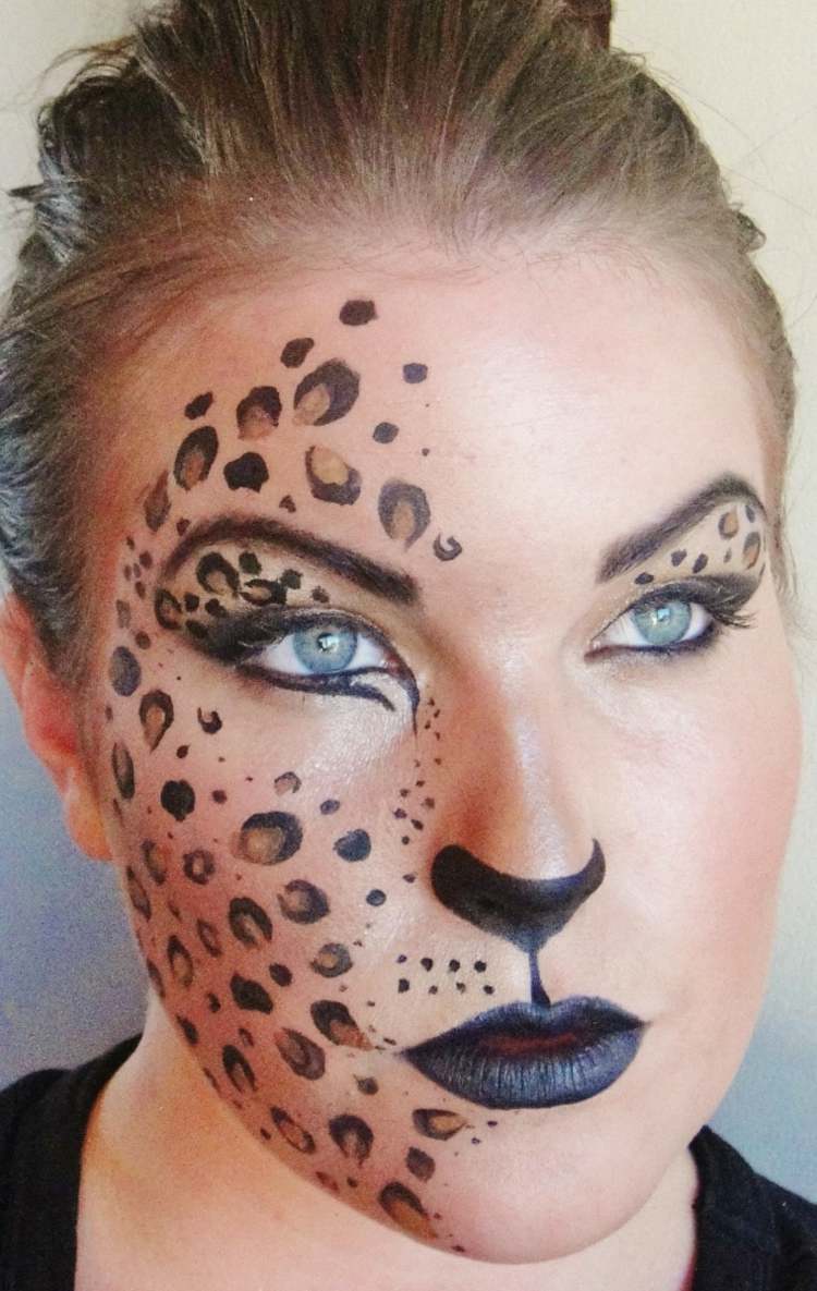 kvinna leopard ansikte applicerar make-up karneval