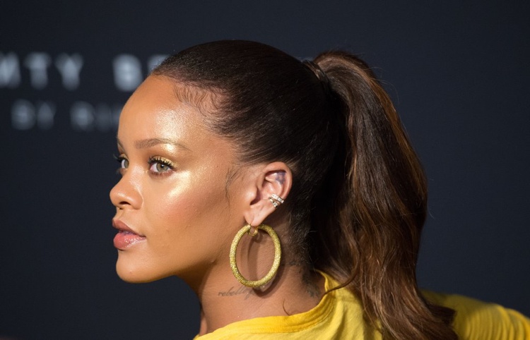 Rihanna golden powder highlighter Fenty Beauty Killawatt