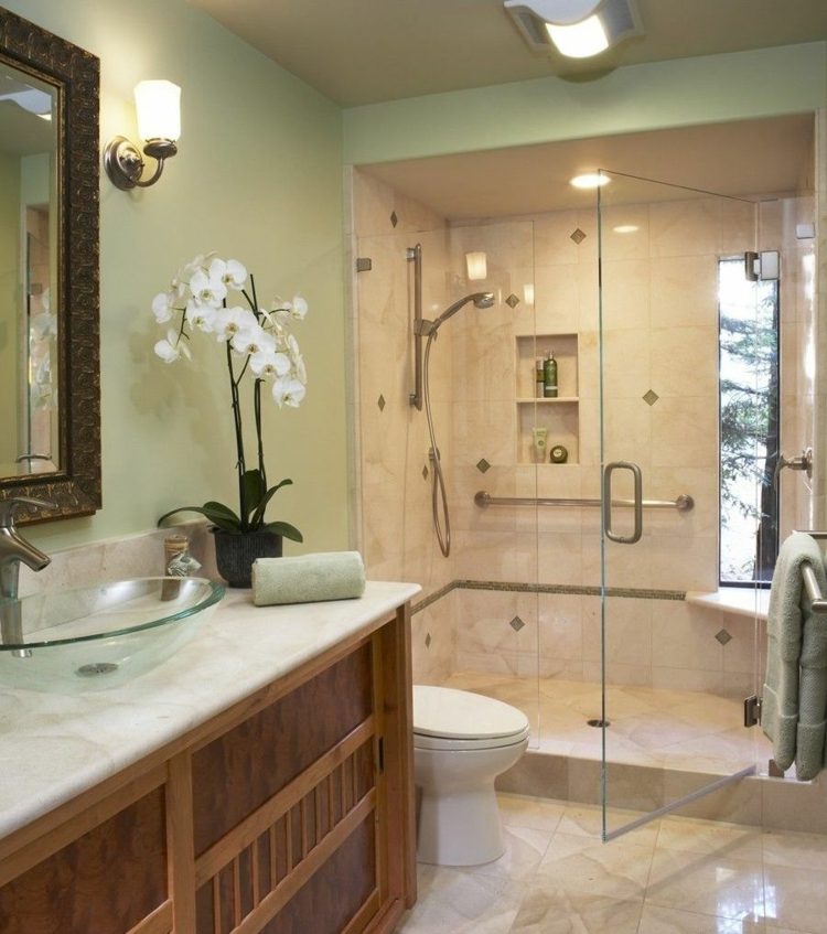 växter-badrum-orkidé-vit-handfat-dusch-skåp-spegel-handduk-dusch