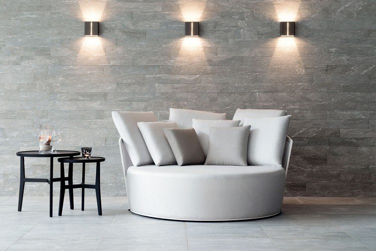 högkvalitativa loungemöbler dagbädd vit rund med svarta sidobord