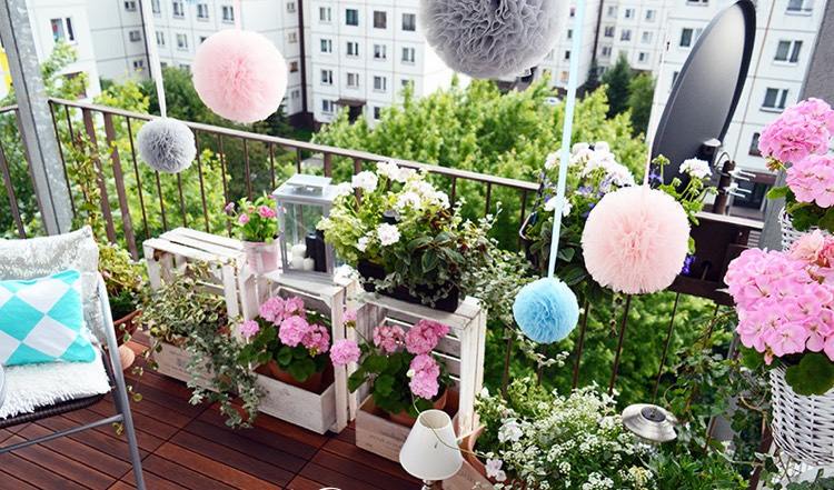 små-balkong-växter-trälådor-sidobord-sekretess-pompoms