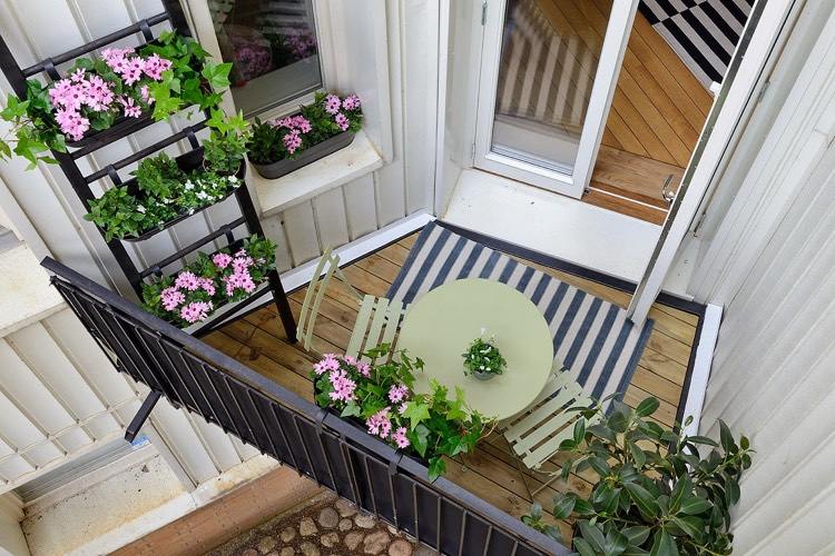 Skapa en liten balkong-växter-möbler-matta-vertikal-blomlåda
