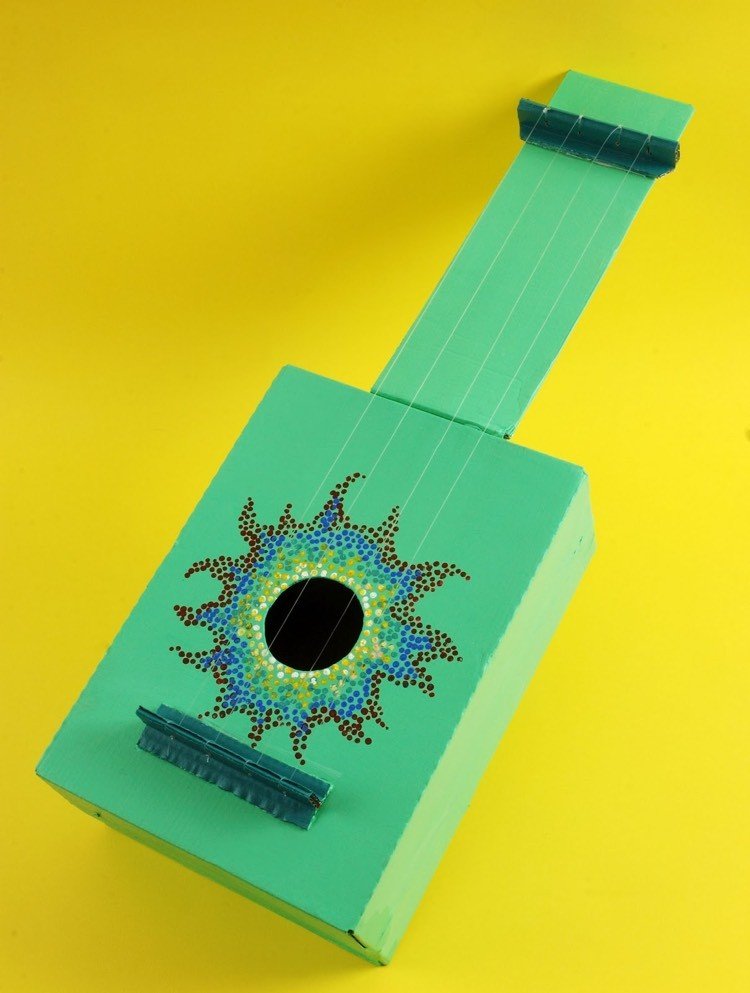 skokartong-tinker-barn-gitarr-grönt