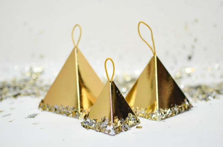 tinker med guldfolie julpynt dekorera pyramiden