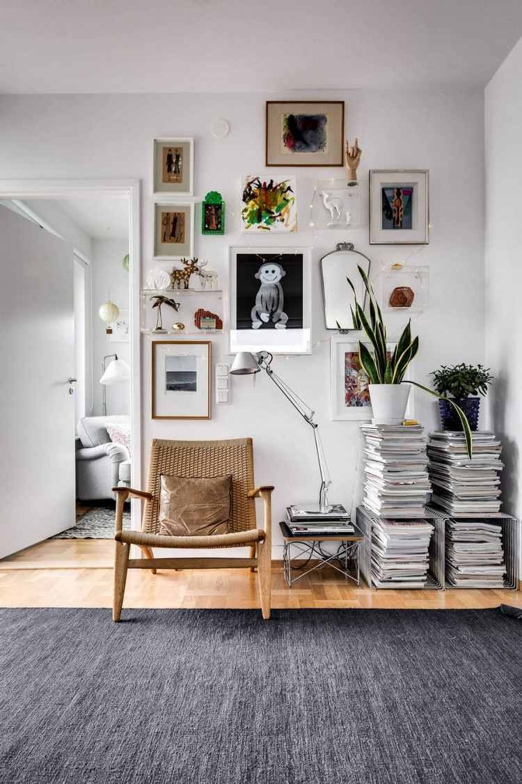 grå-brun-interiör-matta-trä-golv-vägg-konst-fåtölj