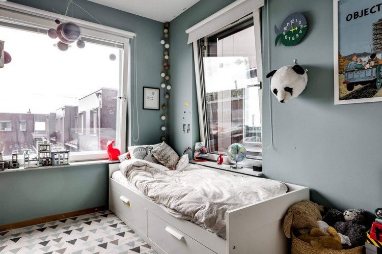 gråbrun-blå-barnrum-fönster-säng-förvaringsutrymme