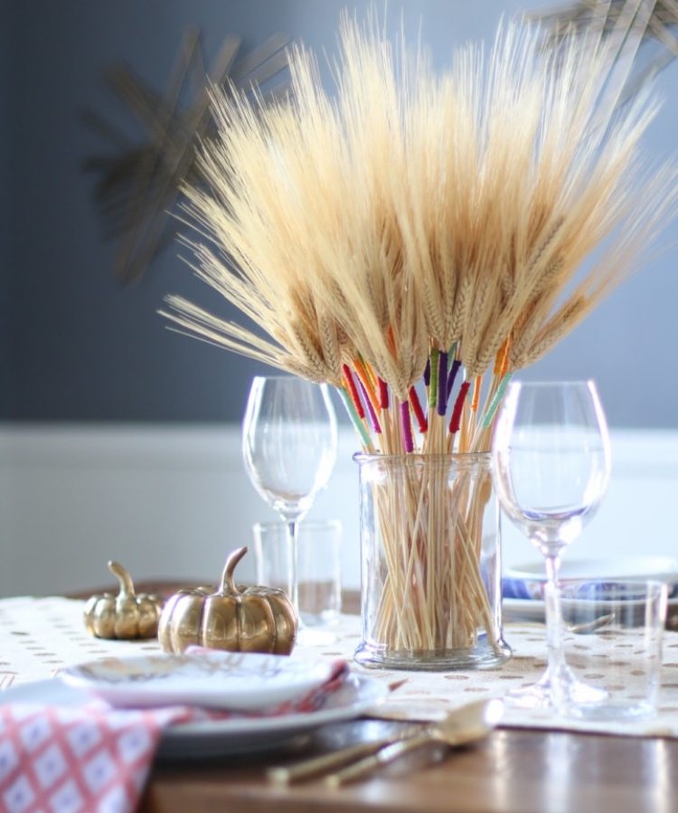 Dekorationsidéer för bordet på hösten med vetestjälkar och färgat garn