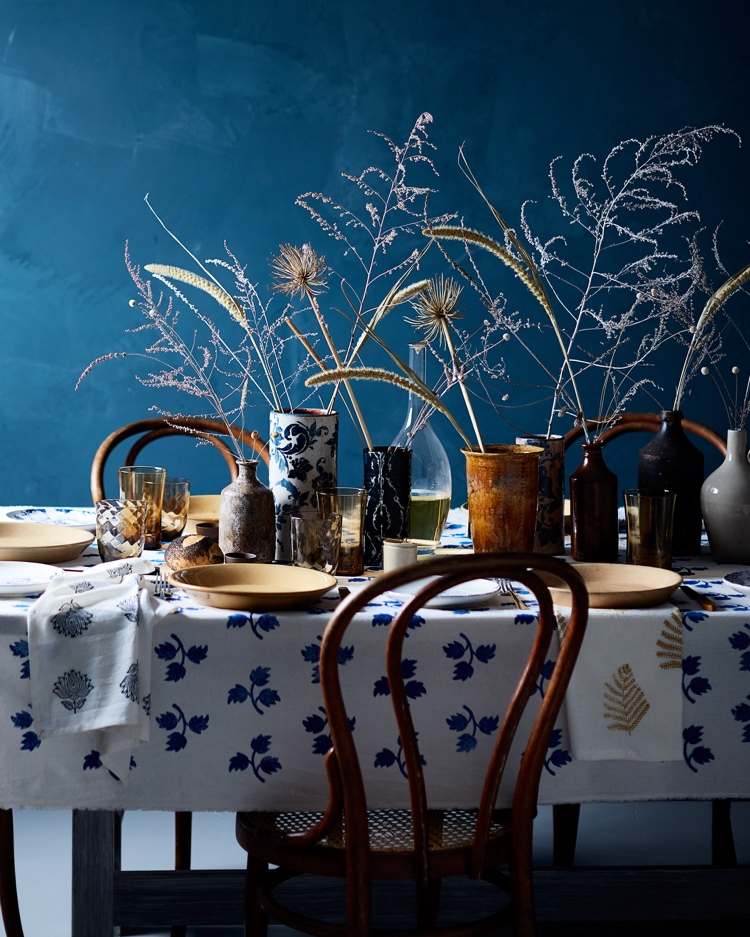 Höstdekoration med blå höstlöv på bordet