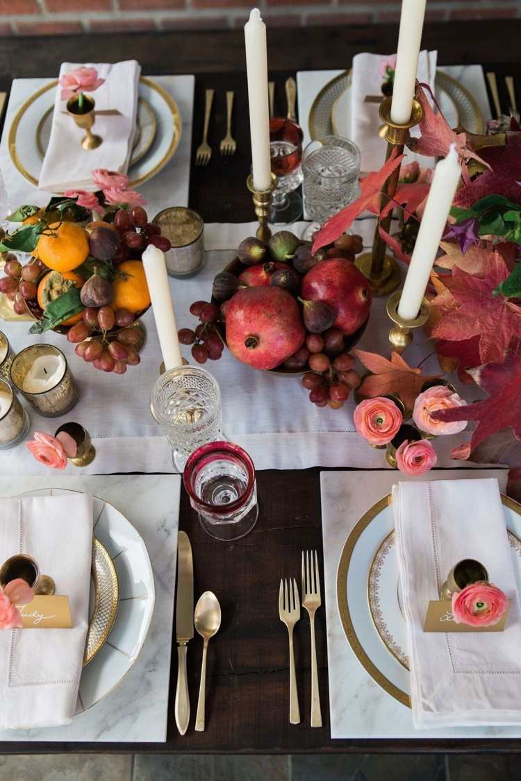 Herbstdeko -bord med frukt och rosor och höstlöv