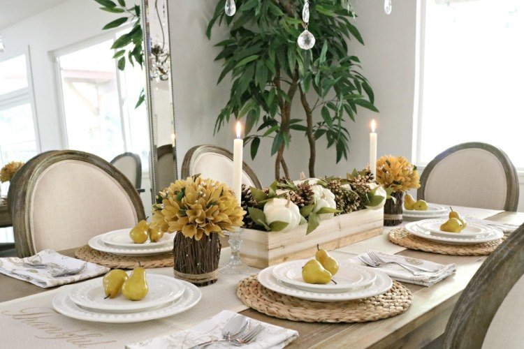 Höstdekorationsbord med torkade hortensior och kottar och päron