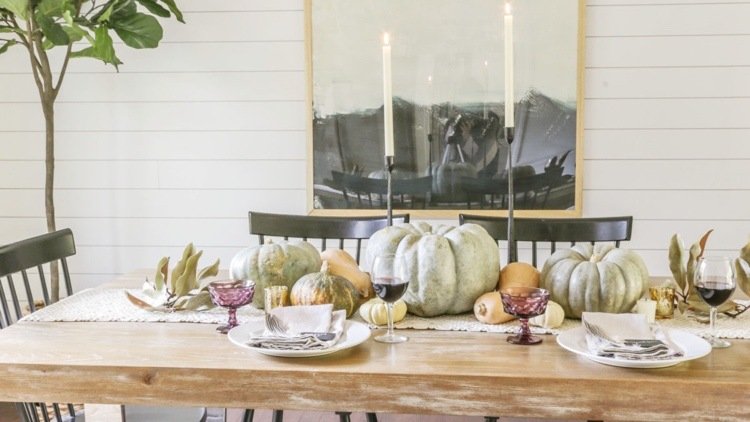 Pumpor och lagerblad som en puristisk bordsdekoration på hösten