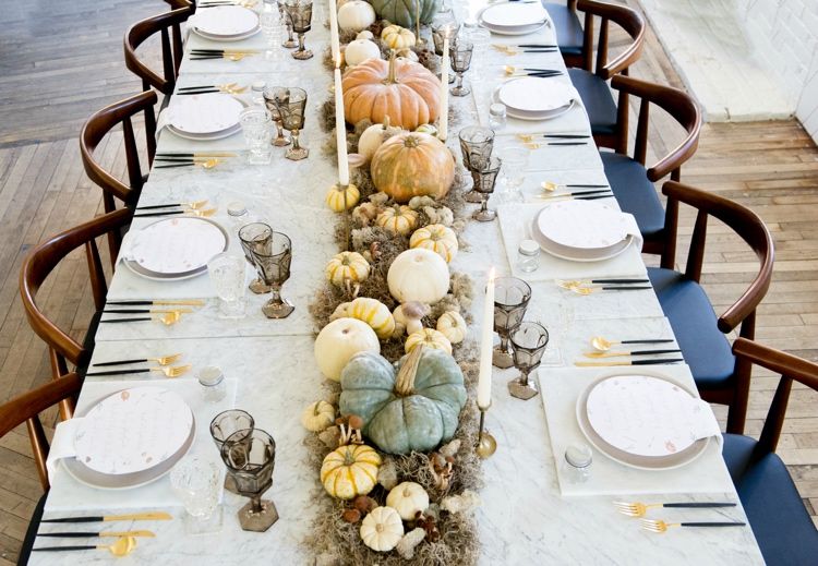 puristisk bordsdekoration för hösten med torr mossa och pumpor och svamp